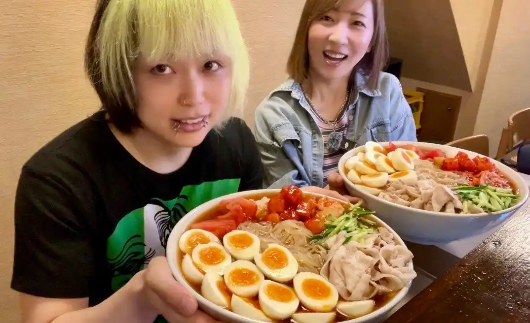 【重量4kg超！】大食いタレント三宅智子さん＆ザアザア亞んさんがトッピングマシマシ大盛り冷麺に挑戦！東京冷麺の超大盛メニューに挑んだ衝撃の記録がYouTubeで公開