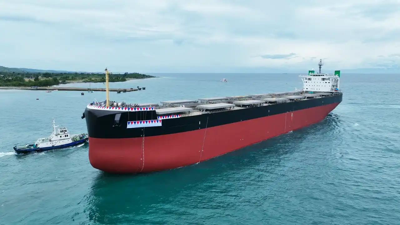 【ツネイシホールディングス株式会社】 常石造船のフィリピン拠点、世界初のメタノール二元燃料KAMSARMAXを進水