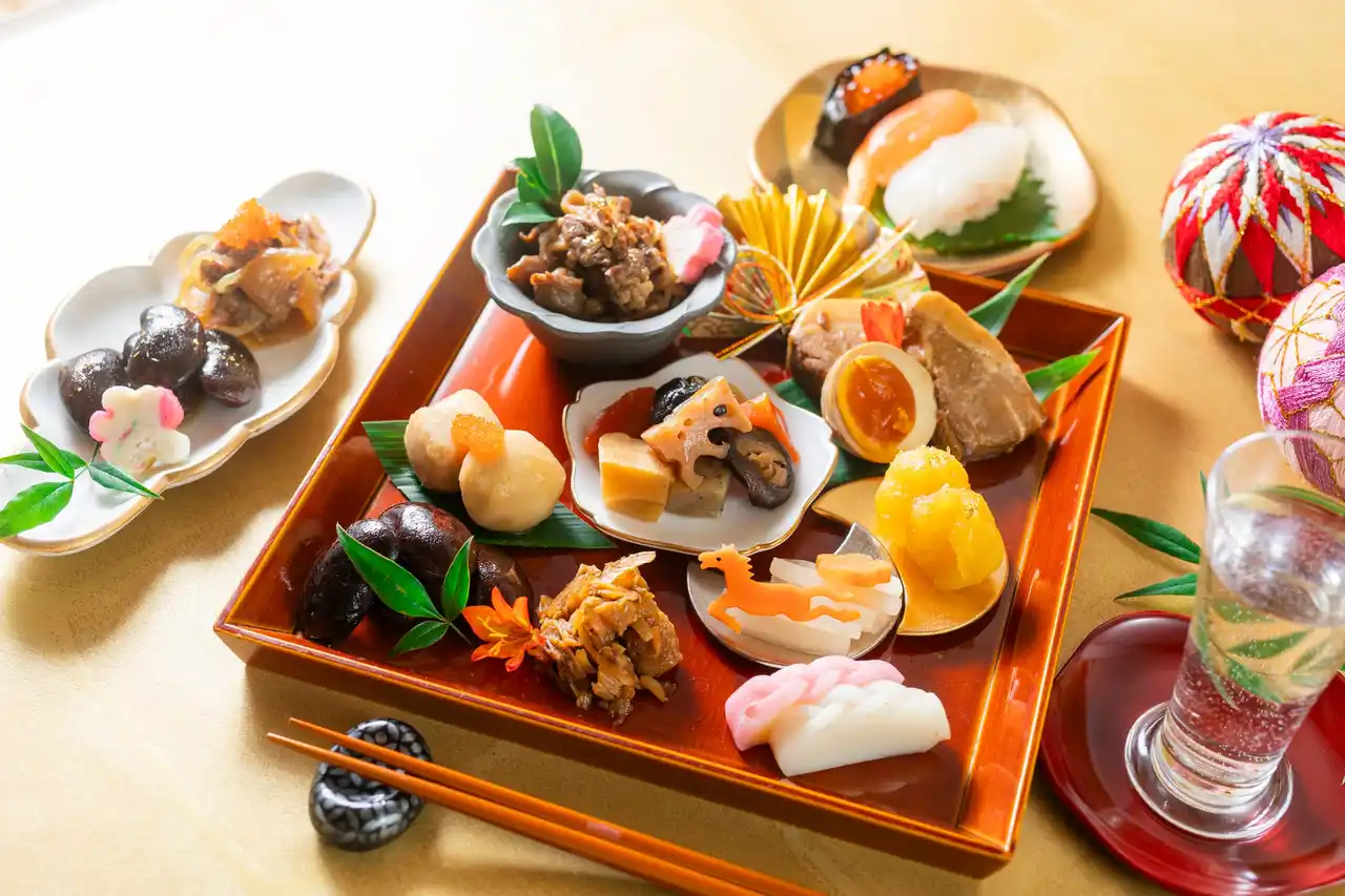 百貨店“3万円級のおせち”に待った。4,880円～／解凍不要の“盛り付けおせち”2026年版予約開始--重箱なし・品数厳選・盛り付け体験で価格を抑え、累計販売8,000個