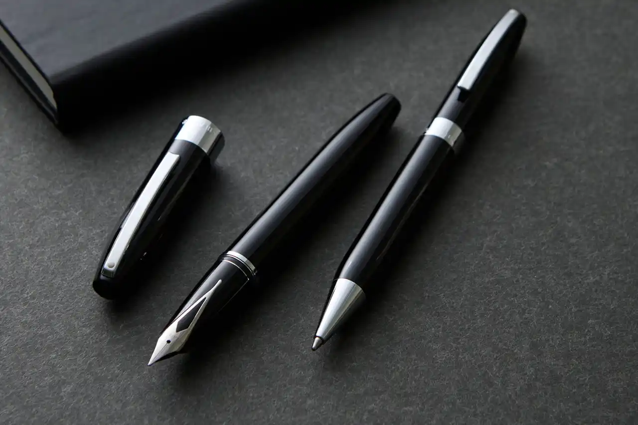 【ダイヤモンド株式会社】 【新製品】シェーファー代表作「Legacy（レガシー）」に、待望の万年筆の細字とボールペンが登場