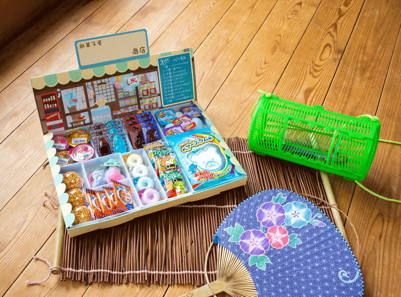 夏休みのお供にぴったり！かえるのたまごグミやボールラムネなど10種類以上の駄菓子で、「遊んで・学べる」【 駄菓子屋さんごっこ 夏BOX 】　が期間限定復活