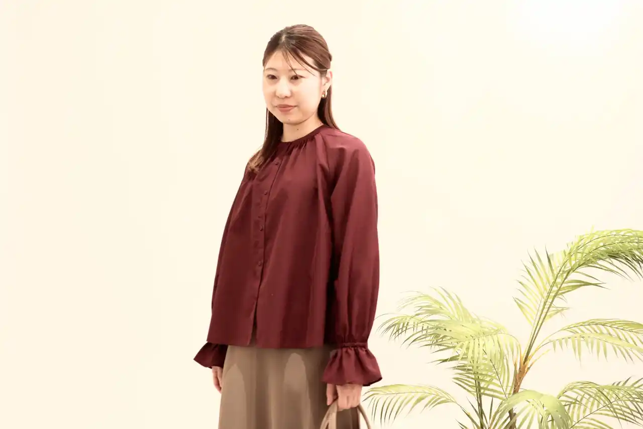 【青山商事】 秋色シアー素材のブラウスを8月21日に発売　猛暑でも快適に着用できる透け感を抑えたシアー素材を採用