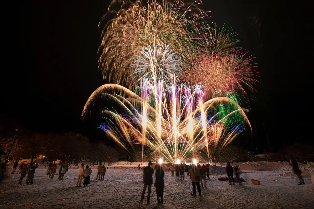 【TOWADA TRAVEL】 寒空を彩る花火が「十和田湖冬物語」各開催日に上がります。あなたの想いを込めた「メッセージ花火」を募集中！