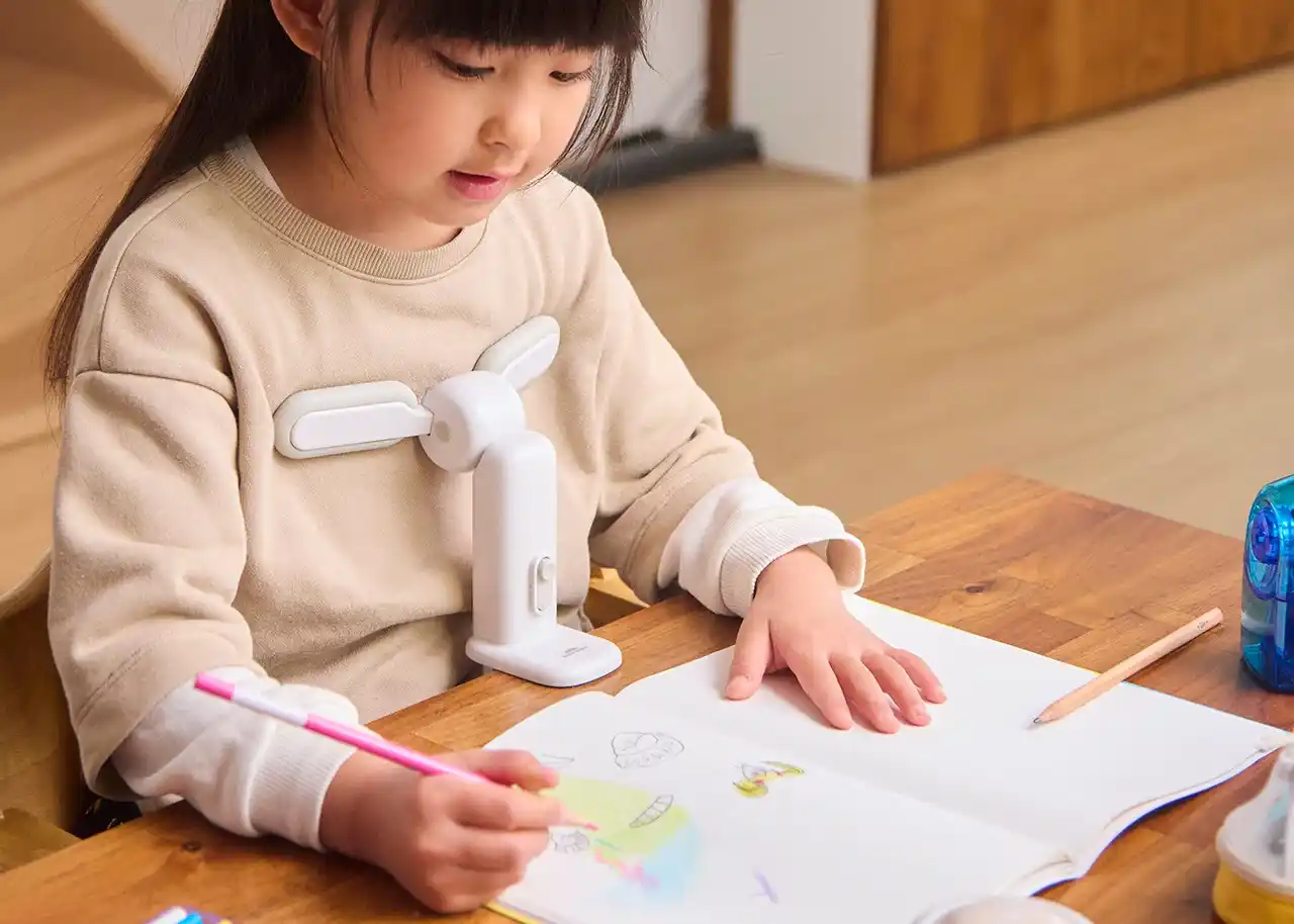 視線を上げてキレイな姿勢に！「学習姿勢キーパー」を10月中旬に発売
