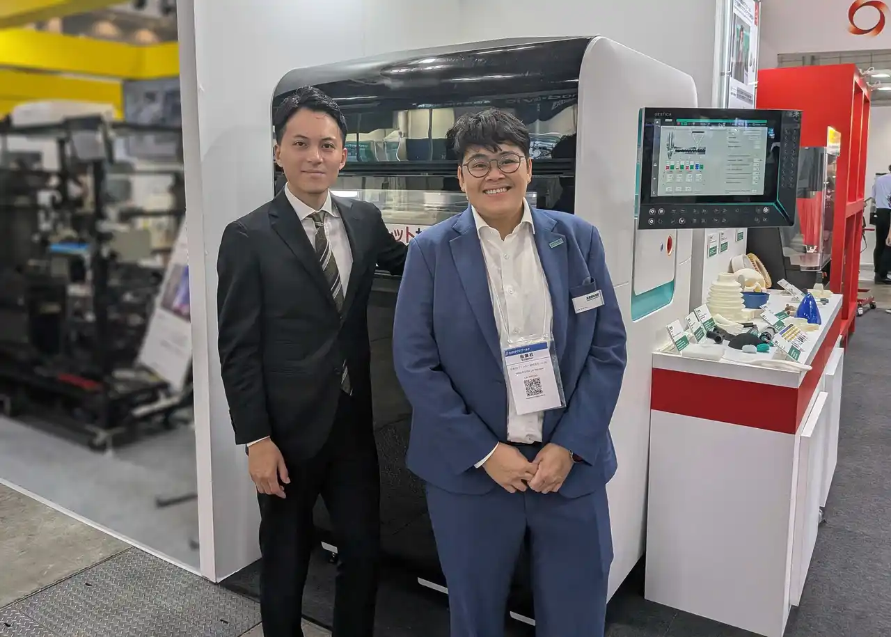 【日本3Dプリンター株式会社】 【新製品】射出成形用ペレットから高機能部品を直接造形可能な、独自方式3Dプリンター”ARBURG Freeformer”の取扱を開始