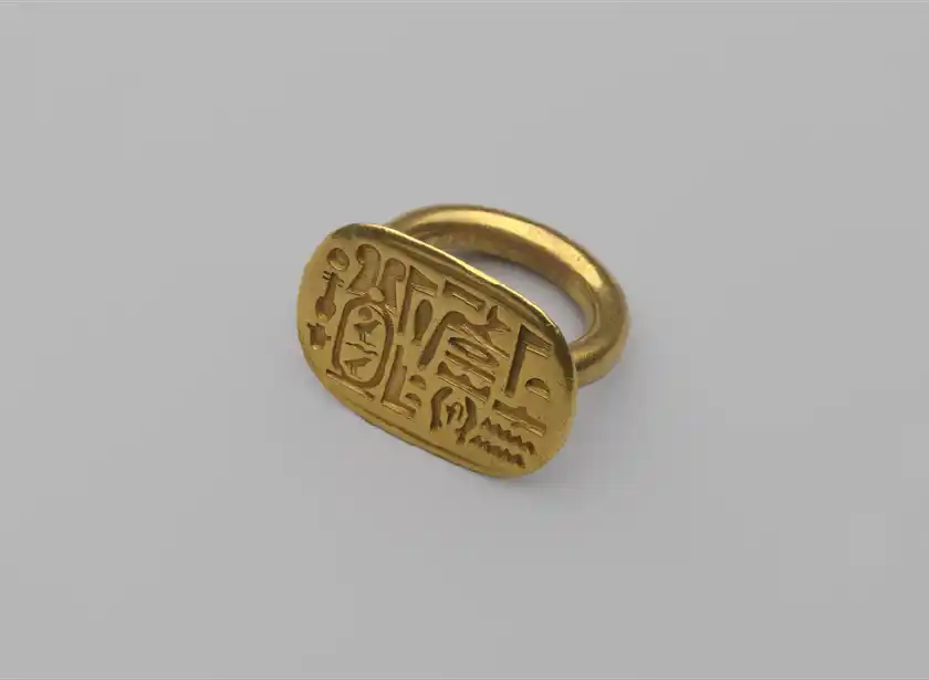《クフ王の名前が彫られた指輪》  前 664～前 404年  ブルックリン博物館蔵  Photo：Brooklyn Museum