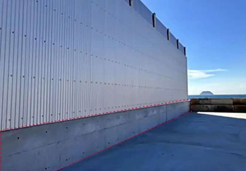 写真1：バイオスマートコンクリート「BiSCo」で構築した防潮壁