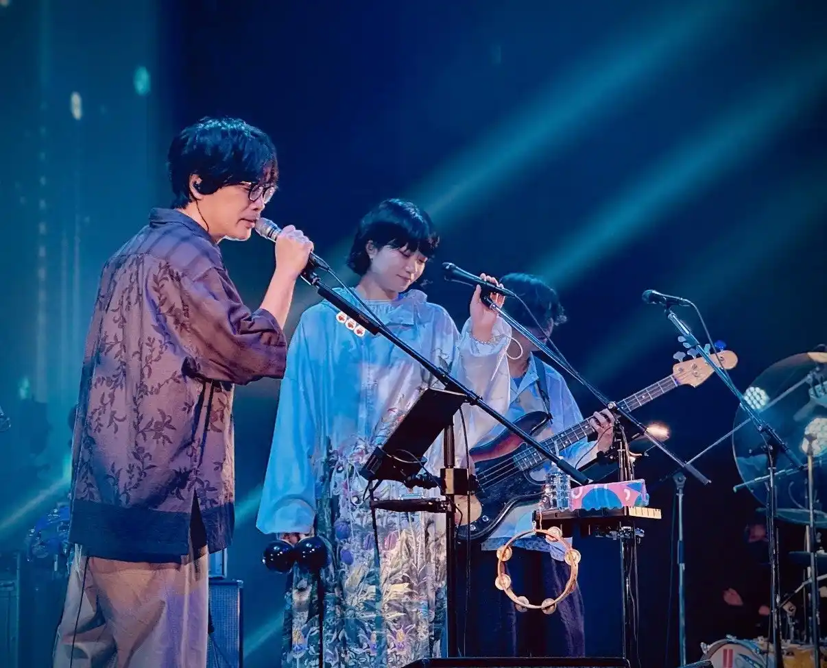 【株式会社エイ・ネット】 結成30周年を迎えるバンドくるりの全国ツアー　ステージ衣装をZUCCaが手がける