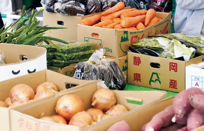 農産物“26円”朝市