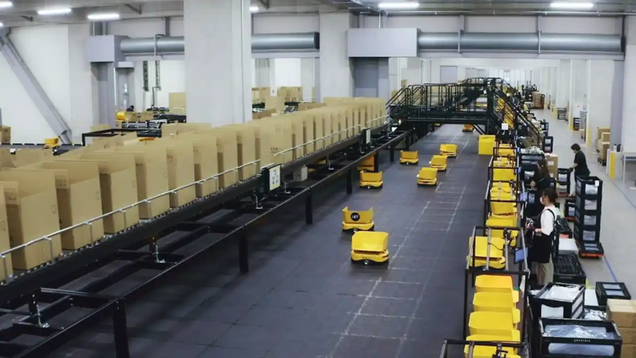 【プラスオートメーション株式会社】 アダストリア常総物流センターで防火区画を跨ぐ大規模t-Sort運用を開始