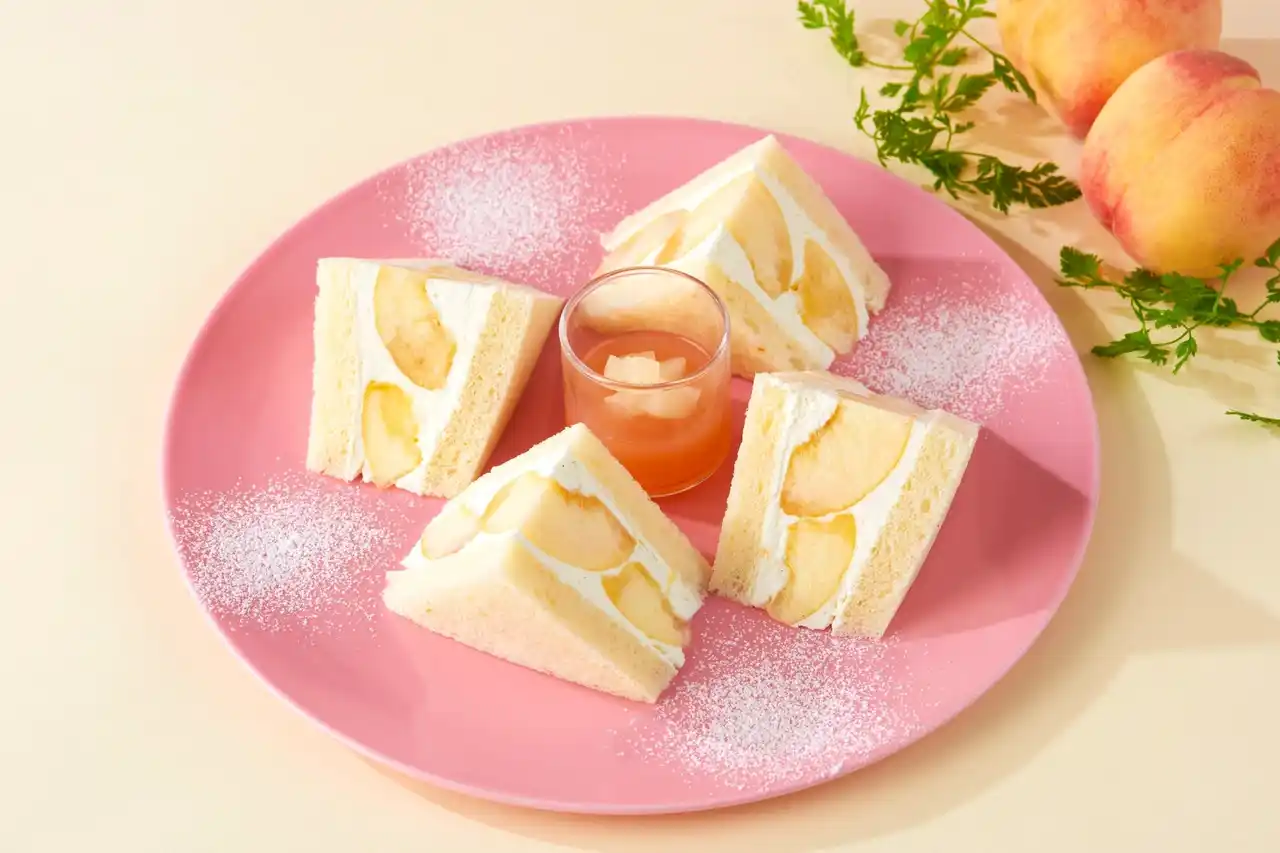 【ホテルニューオータニ幕張】夏の身体に、桃のごほうび。桃をまるごと1個使用した贅沢サンドが登場！