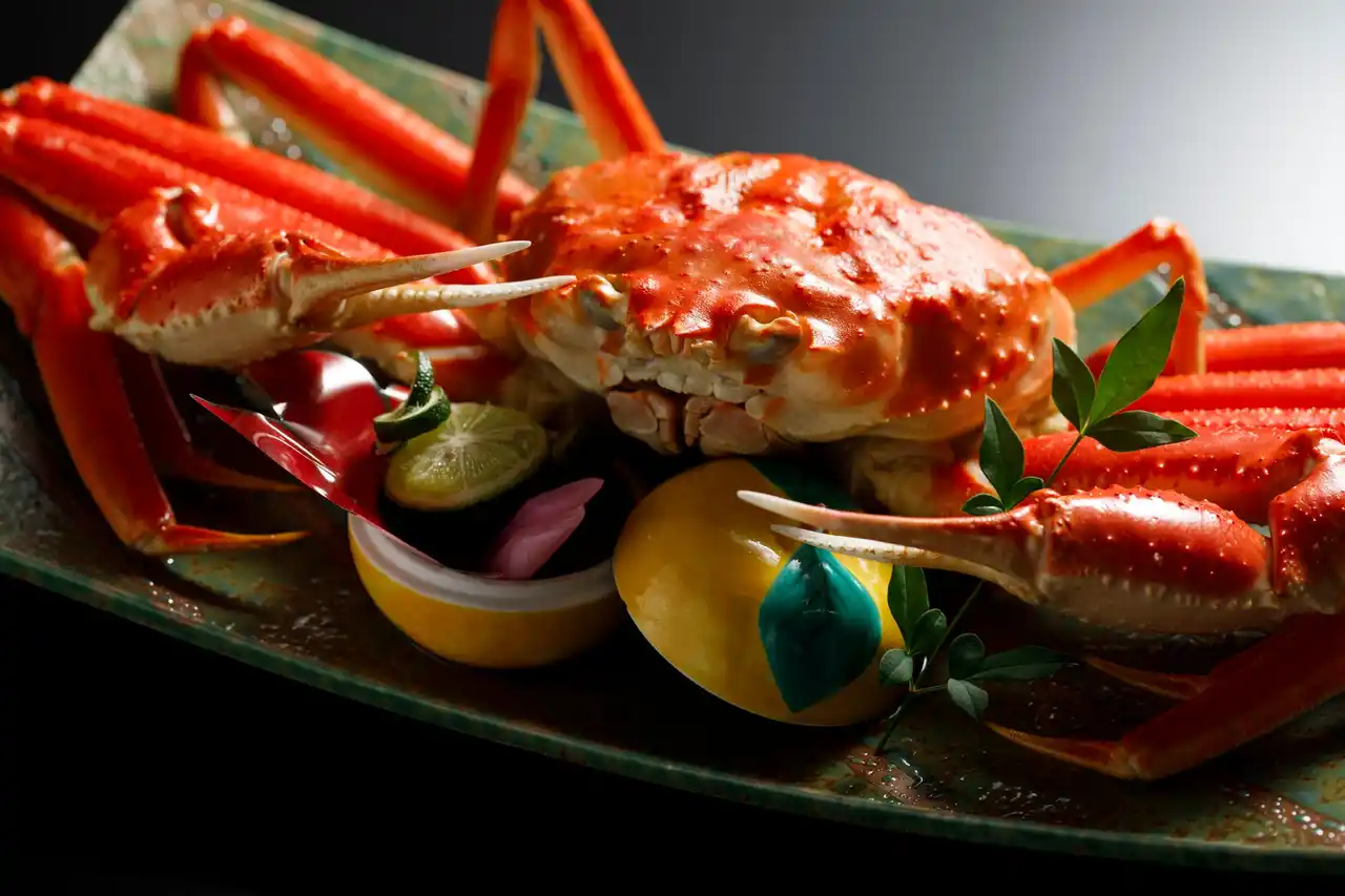 【株式会社 のと楽】 金沢犀川温泉「滝亭」、和倉の被災活魚水槽を再生　冬は活ガニ会席、通年で里海体験を提供