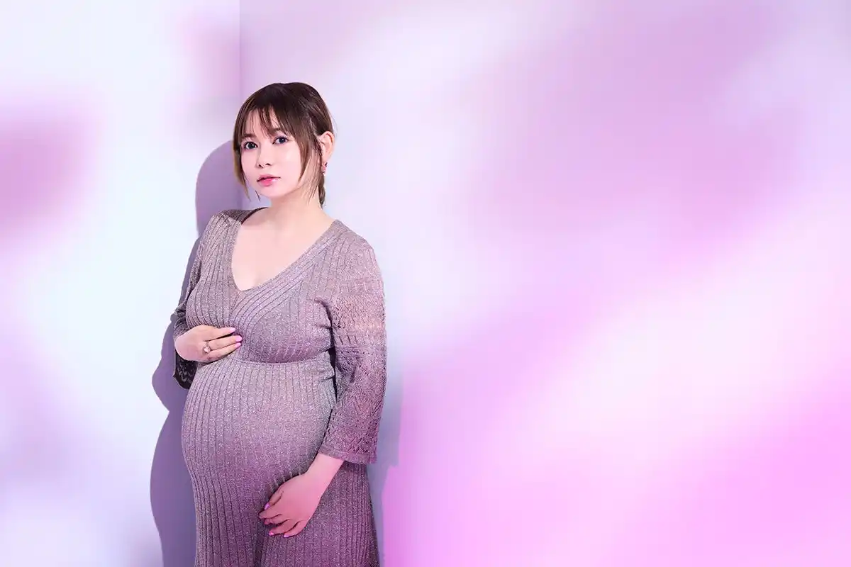 【メディア初公開】中川翔子のマタニティフォトをNumero.jpがディレクション。蜷川実花撮り下ろしの鮮烈ヴィジュアルに注目