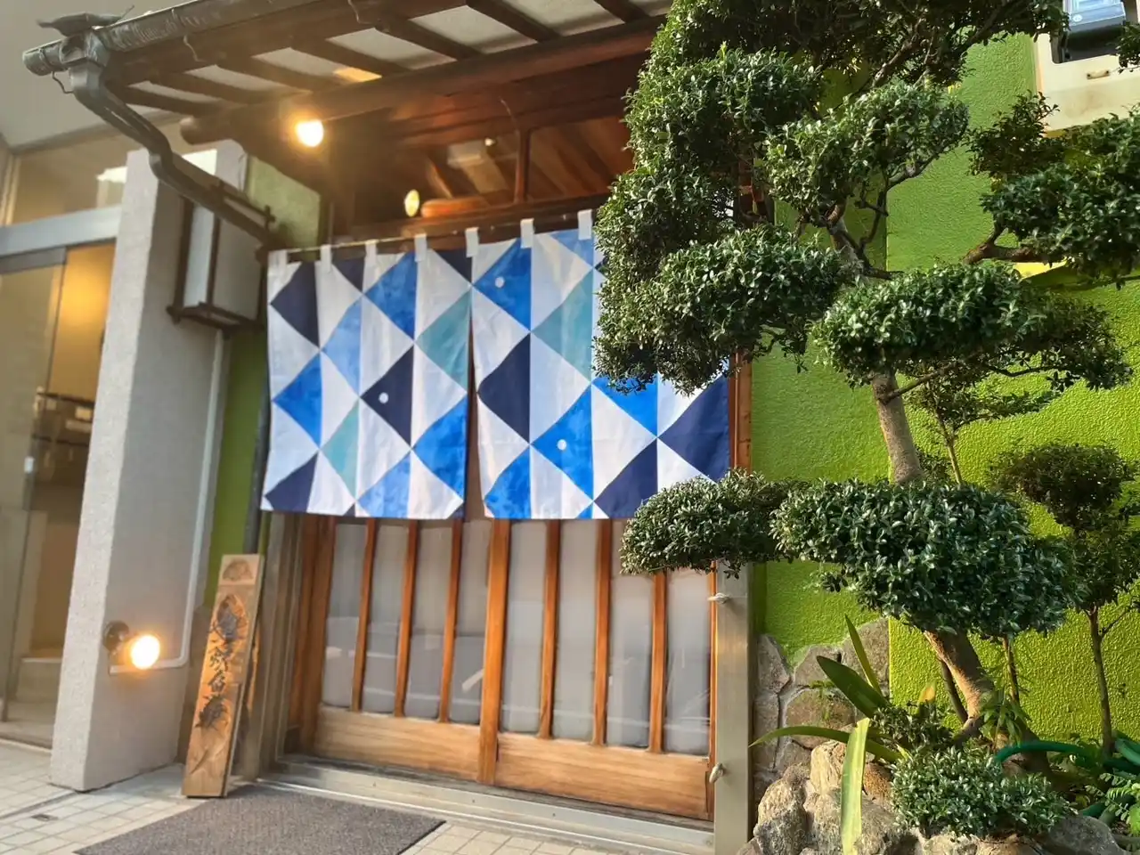 川崎の繁盛店『魚炉魚炉』の暖簾分け店として東京初出店！“魚と地酒が美味い” 炉端焼き酒場「鮮魚と炉端焼き　魚炉魚炉」が東京　五反田に2025年7月28日(月)グランドオープン！