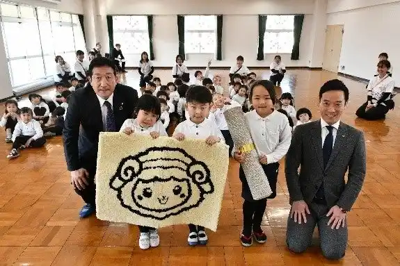 【泉大津市】 園児が体験！“泉大津生まれ”カーペット