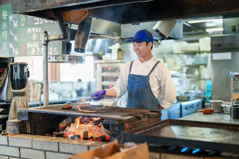 炭と薪で焼かれるお肉