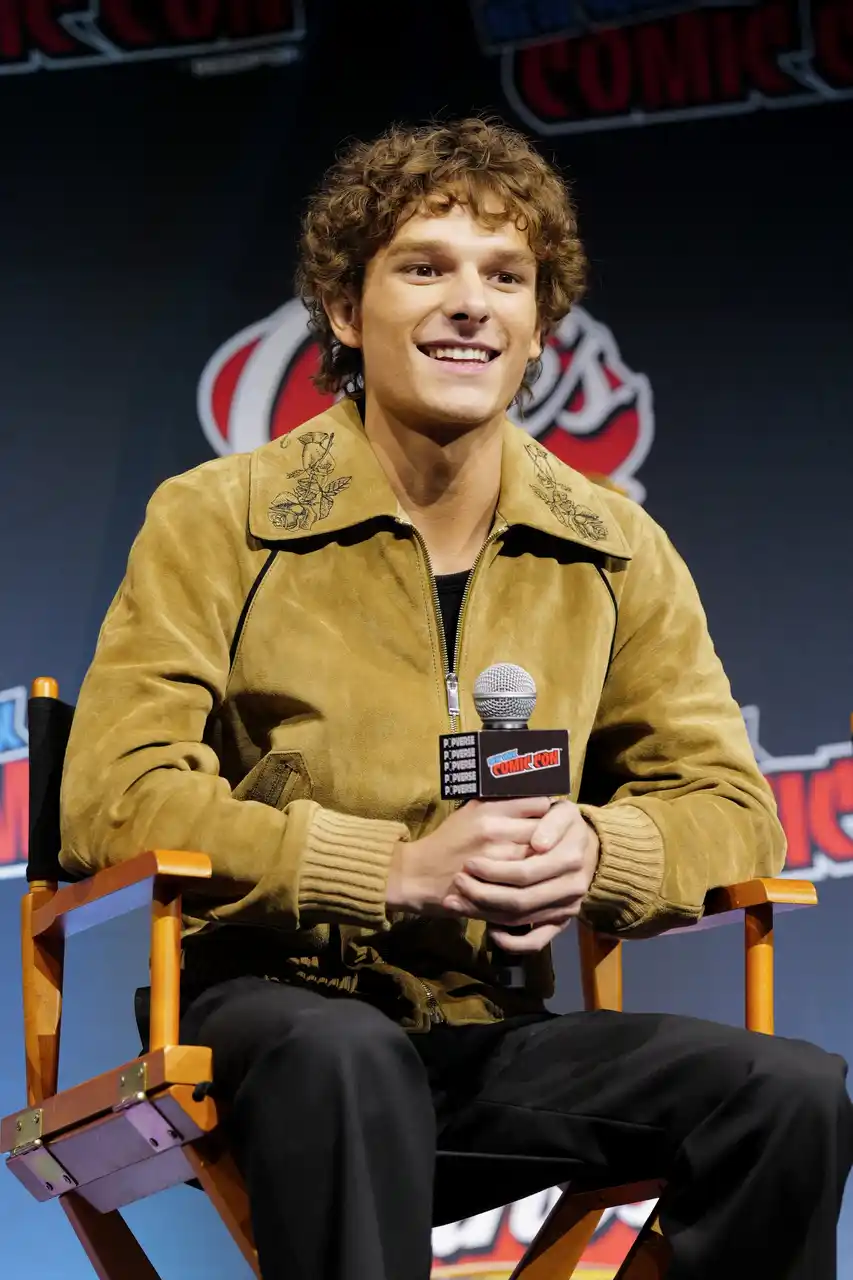 【McQueen】メイソン・テムズがマックイーンを着用