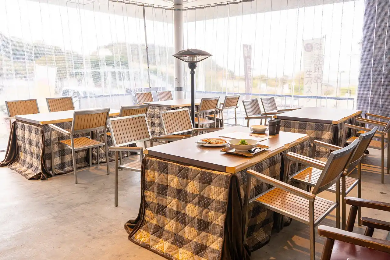 【ユーアールエー株式会社】 【淡路ハイウェイオアシスで、冬の新しい楽しみ方】淡路島生パスタ「ピチ」と窯焼きピザ専門店「Trepici(トレピチ)」の屋外テラスに、こたつ席新設！