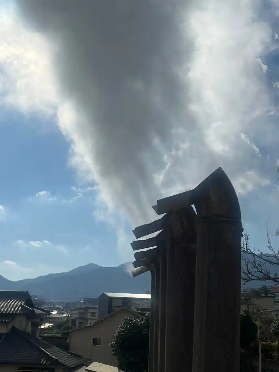 【株式会社ユーネット】 馬力の違う! 押し寄せる蒸気と“えぐっ！”の声。ひょうたん温泉のむし湯