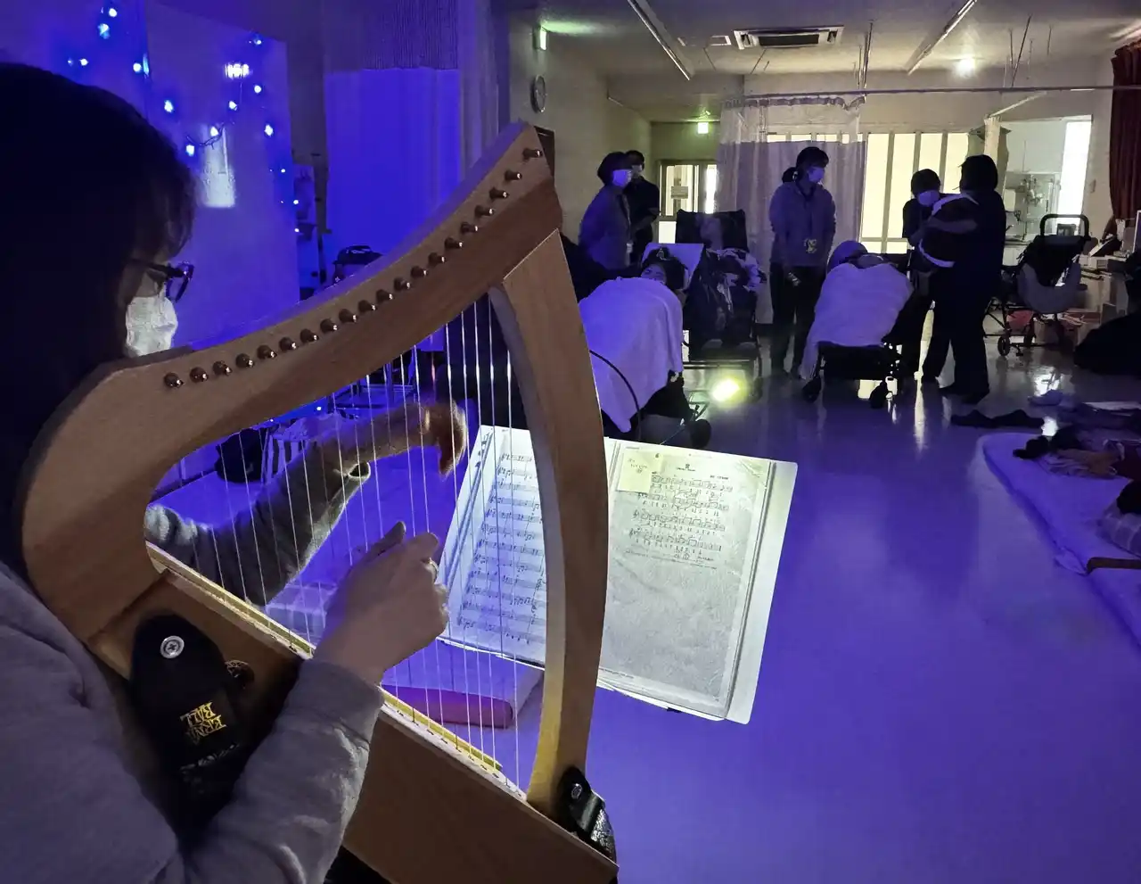 【SWCあいの実】 ベッドサイドでの訪問ハープ奏者～曽我あかね氏、社会福祉法人あいの実三施設での訪問演奏を達成～