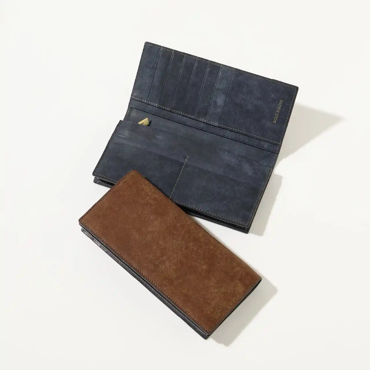 【ココマイスター株式会社】 【新色登場】金の採掘現場に広がる“岩肌と湖”を表現。最高級プエブロレザー「ゴールドマイニング」シリーズより、「キャニオンブルー」が4モデルで同時発売