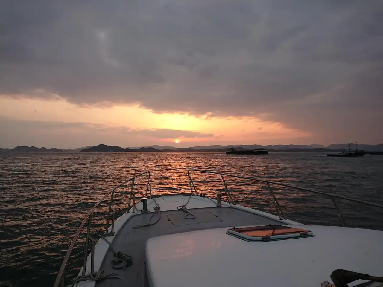【株式会社温故知新】 【KEIRIN HOTEL 10】海から島の絶景・アート・瀬戸大橋を夕日とともに眺める「2025年夏特別 サンセットクルーズ」のアクティビティ予約を本日より開始！
