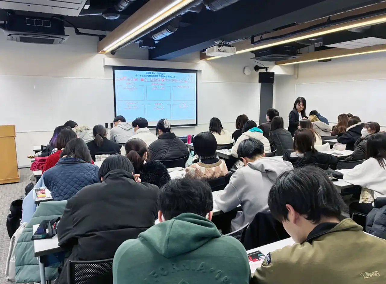 【株式会社山梨中央銀行】 公立大学法人都留文科大学において山梨県人口減少危機対策本部事務局および山梨県警察本部と連携したマネースクールを実施しました