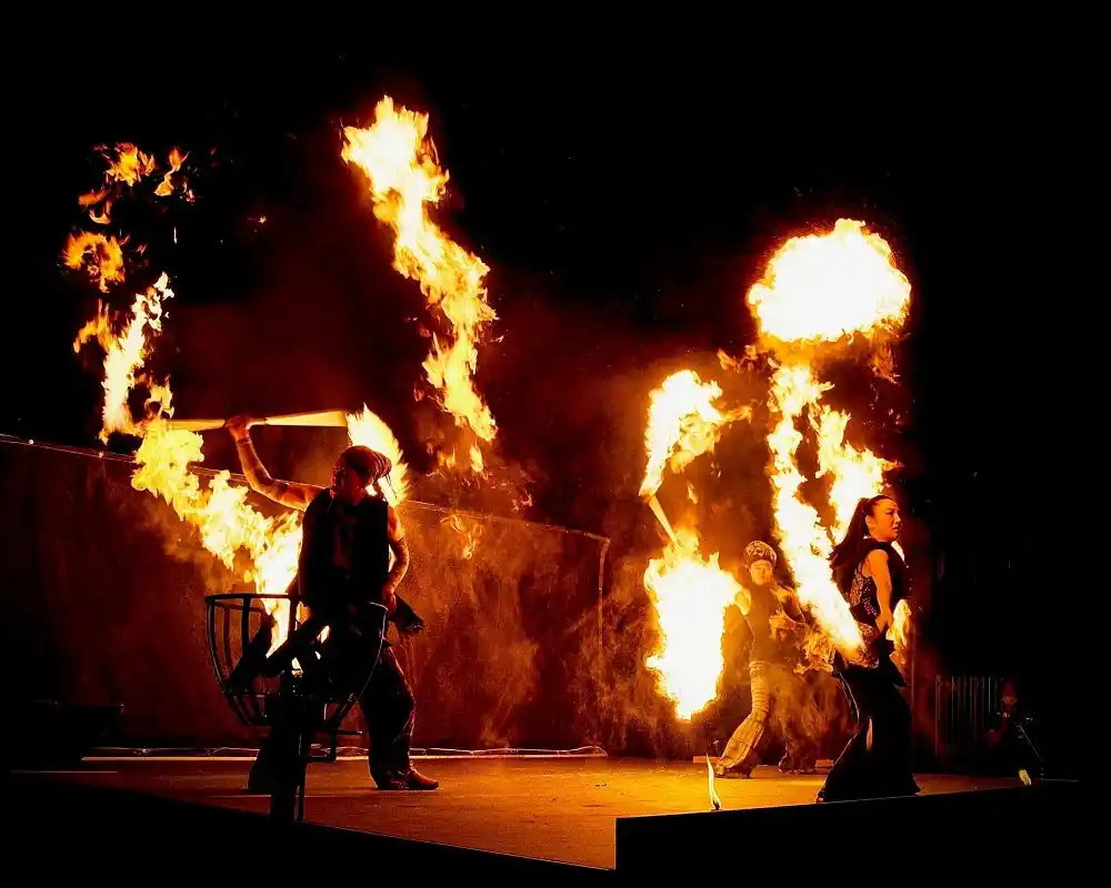 【野口観光マネジメント株式会社】 【北海道／層雲峡温泉】峡谷火まつり開催！花火を見上げ、灯りを手に歩く夏の夜