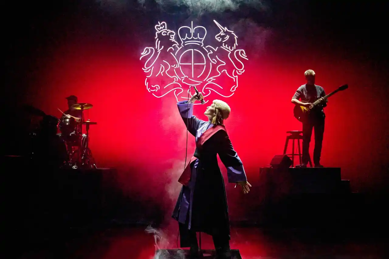 12/26(金)公開 ナショナル・シアター・ライブ『インター・エイリア』作者スージー・ミラーのインタビュー動画(日本語版）が届きました！注目の作者が本作に託した観客へのメッセージとは？