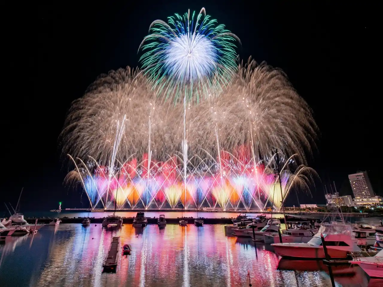 2026年熱海海上花火大会開催日決定！特等席確約の送迎付きプランの販売中。