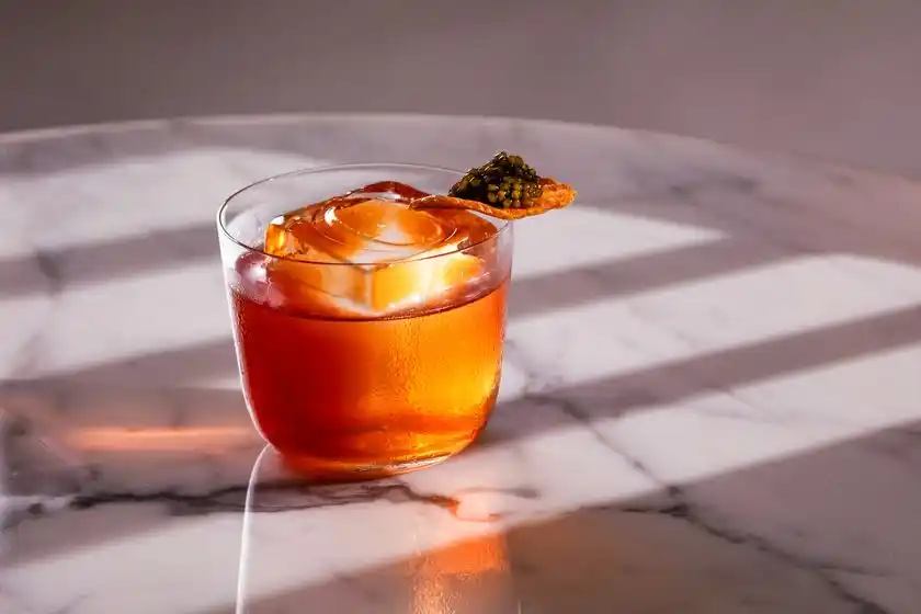 Lobby Bar キャビアをあしらったカクテル 「Caviaroni」