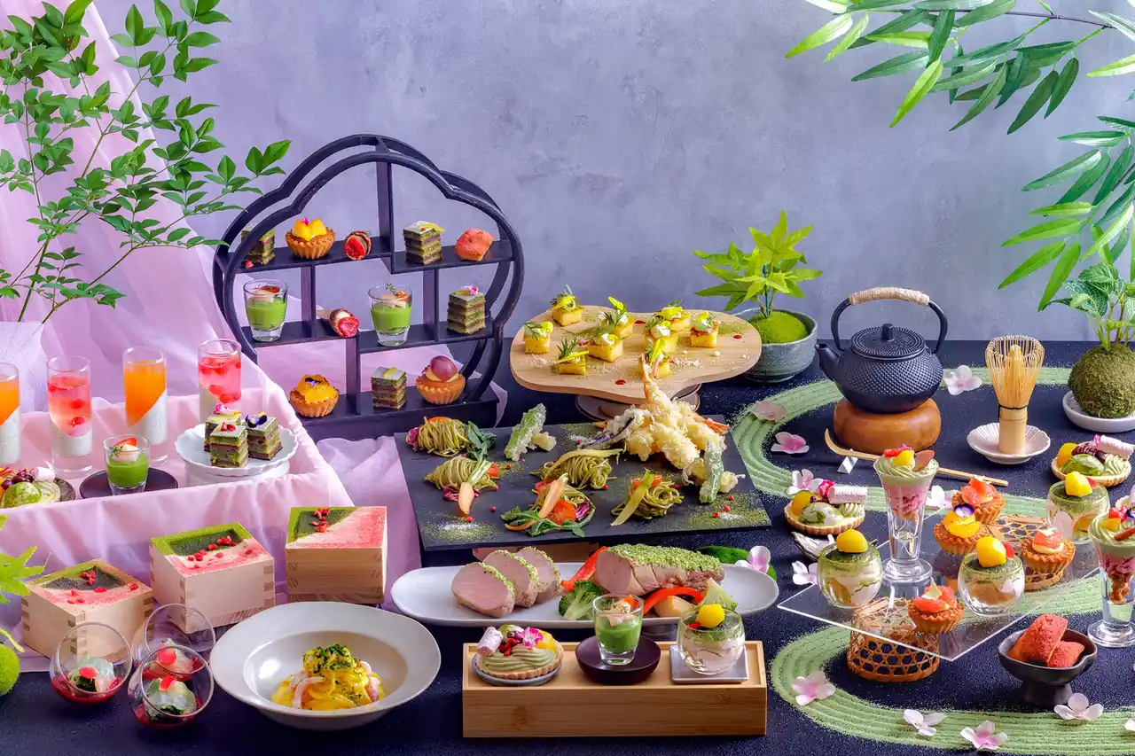 【ANAクラウンプラザホテル千歳】 ＡＮＡクラウンプラザホテル千歳 まろやかさを増す“秋の抹茶”と可憐なピンク見た目も味わいもときめく、大人可愛いスイーツ＆ランチブッフェ