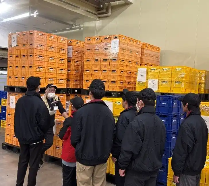 【株式会社河野】 【イベントレポート】広島の高校生が食品物流の「こんな仕事があったなんて！」をリアル体験！トラック乗車・倉庫内見学・コンビニ弁当試食など物流の仕組みを学ぶ１日