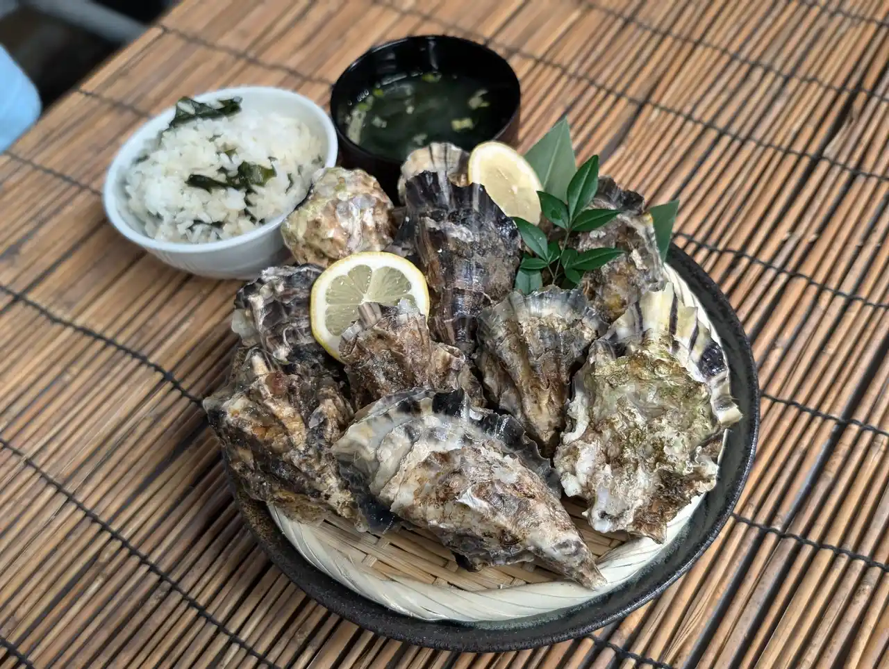 【ウッドデザインパーク株式会社】 【愛知・知多半島】日本最大級の牡蠣小屋、リニューアルオープンから1ヶ月で「量より質を求める声」に応えて、早くも新企画！“平日限定贅沢海鮮２大コース”が新登場！