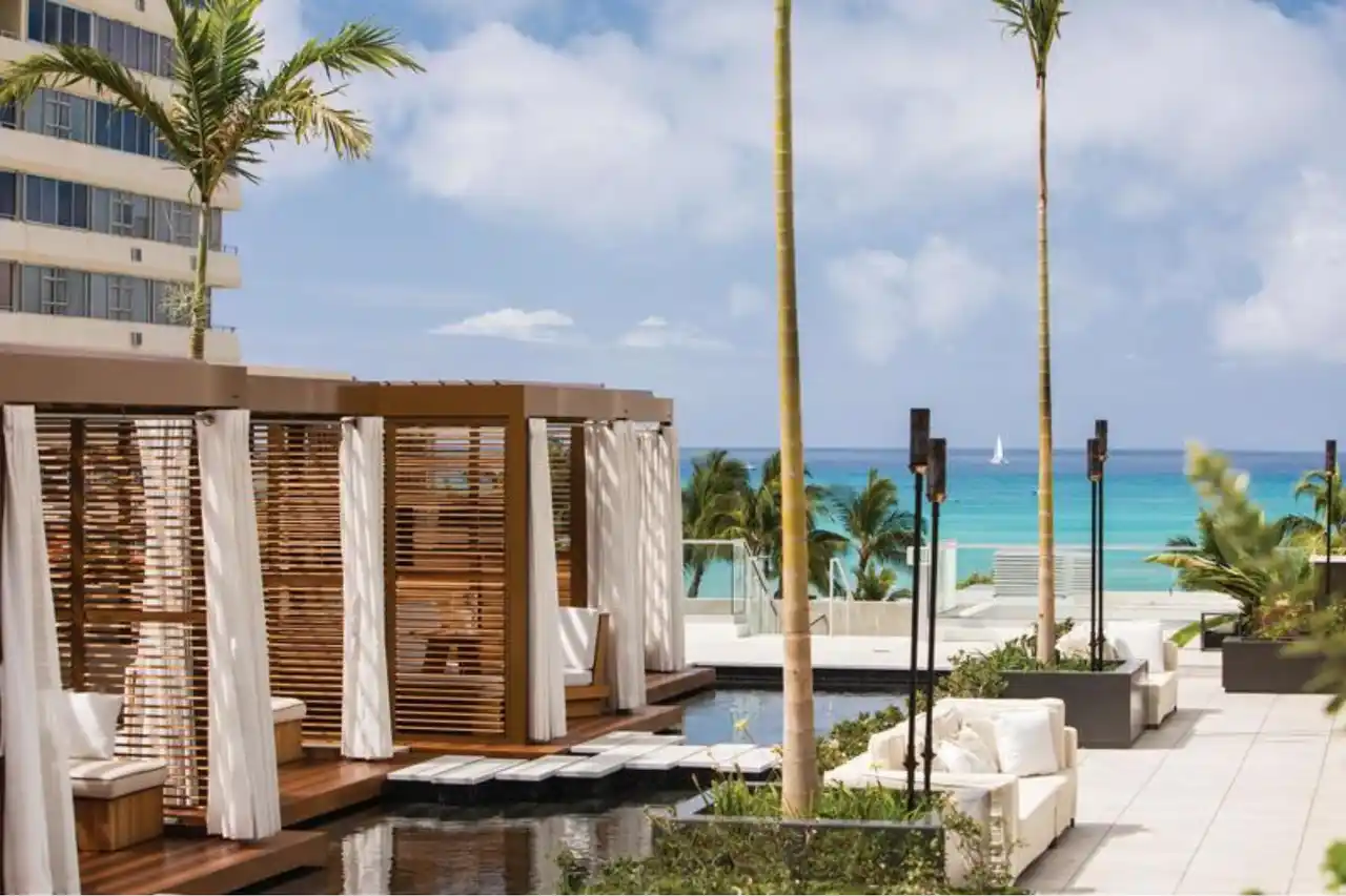 【HIGHGATE HOTELS HAWAII】 特別料金・ラウンジご招待・片道送迎の特典付き！上質なハワイステイをお得に楽しめる「アロヒラニ リゾート ワイキキ ビーチ」日本語公式サイト期間限定プラン