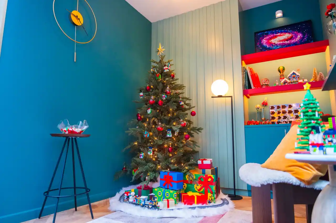 【レゴジャパン株式会社】 遊び心あふれる“大人のクリスマスホームデコレーション”を提案　レゴ(R)ブロック製品でクリスマスを彩るイベント 「Build Your Christmas」開催