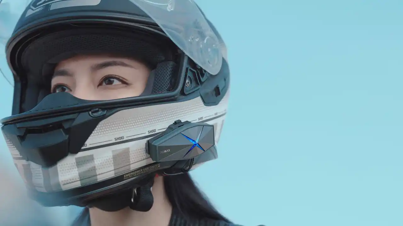【株式会社カスタムジャパン】 バイク用・次世代インカム「ASMAX（アズマックス） F1 Pro」が日本初上陸！高音質×メッシュ通信を“半額水準”で実現。カスタムジャパンが正規輸入総代理店として独占販売開始