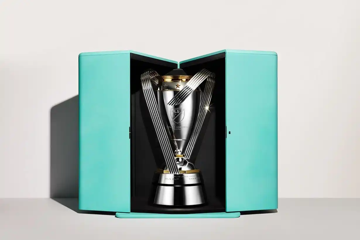 【ティファニー】ティファニー製トロフィー、2024 JERA セントラル・リーグ優勝のジャイアンツへ