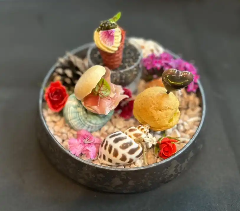 【株式会社ATCダイニング】 ミシュランシェフが魅せる。神戸牛コースとワイン飲み放題付きの特別コース【2025年08月29日までのMAKUAKE限定コース】