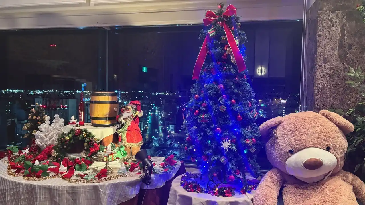 【株式会社西武・プリンスホテルズワールドワイド】 【 釧路プリンスホテル】ホテル館内にて「クリスマス装飾2025」を実施　-装飾・ランチブッフェ・ディナー・ケーキで特別な季節を演出 -　2025年12月25日（木）まで