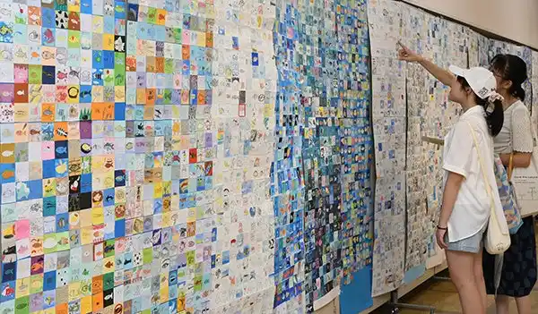 【高槻市】 高槻市立中学校生徒が制作した1500点の美術作品が市役所に集合