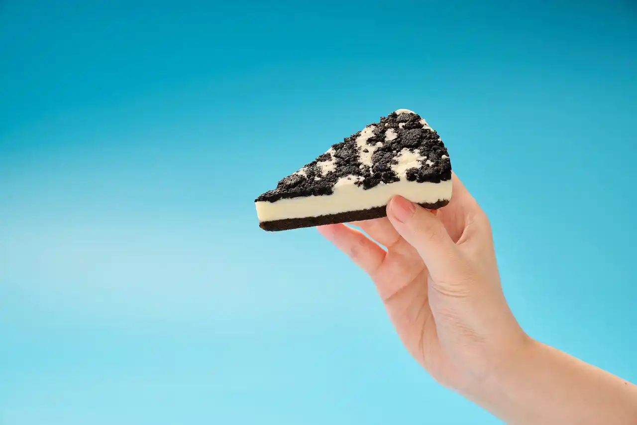 片手で食べられる「かじるスイーツ」シリーズに「クッキークリームケーキ」と「ベイクドチーズケーキ」が登場　人気のフレーバーのケーキを手軽に楽しめます！