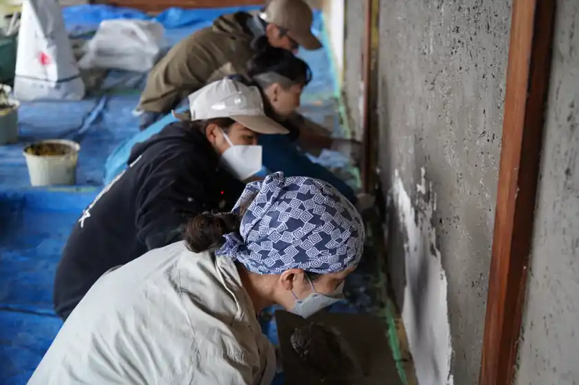 参加者による左官作業の様子