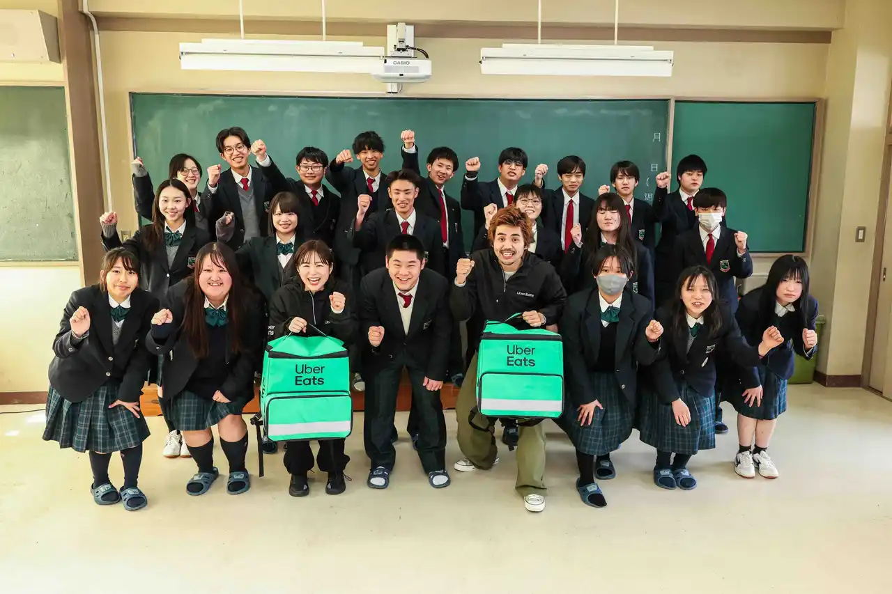 2026年春に閉校する埼玉県立皆野高等学校へ、UUUMクリエイターが「卒業前の思い出」をデリバリー。Uber Eatsと連携したサプライズ企画をサポート
