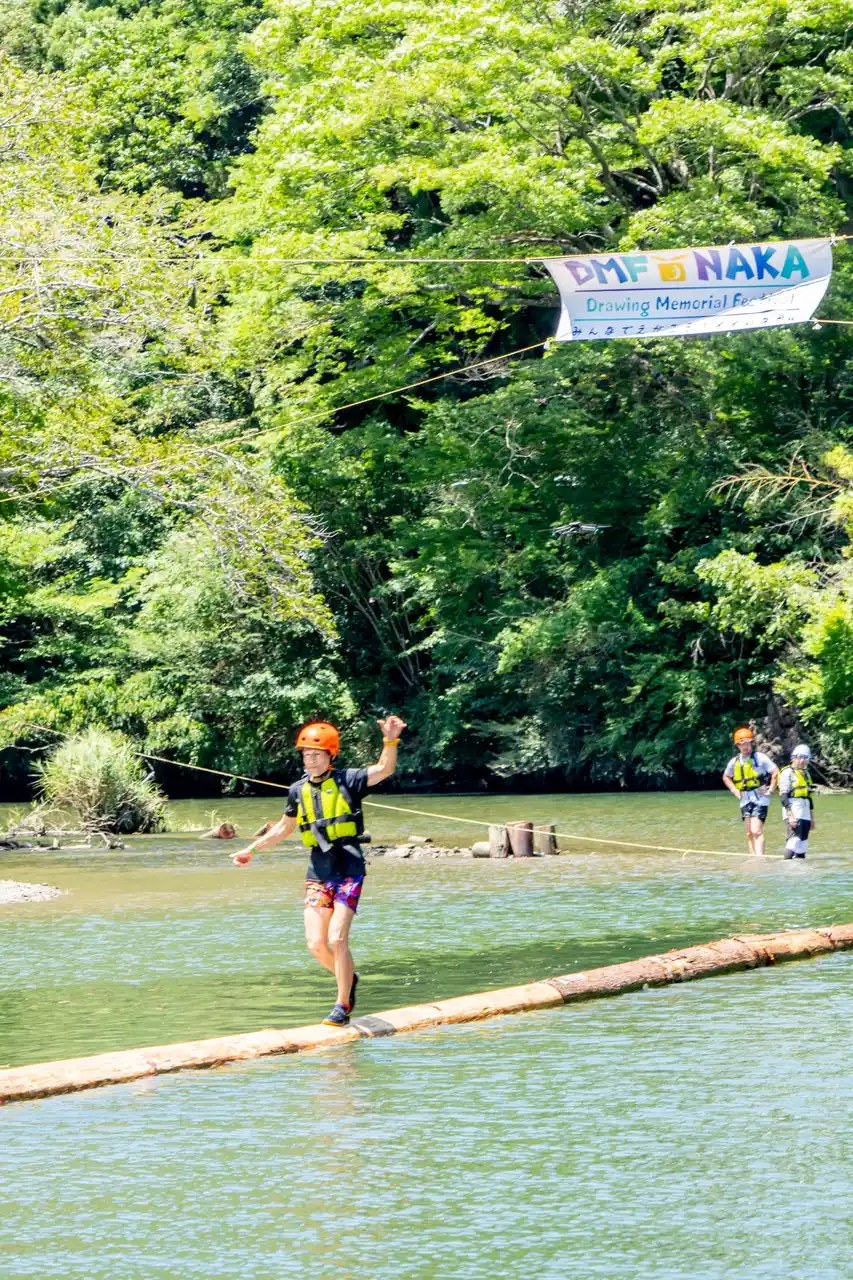 【第5回】那賀木頭杉丸太走り大会　湖面上に並んだ丸太を走破せよ！バランス×スピードの極限レース！