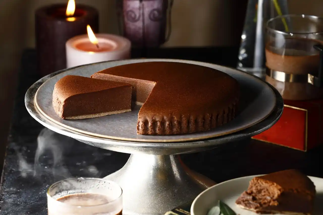 【株式会社庫や】 【チーズガーデン】カカオとチーズの個性が織りなす大人な味わい　バレンタインシーズンにぴったりな冬限定チーズケーキ『御用邸ショコラチーズケーキ』発売