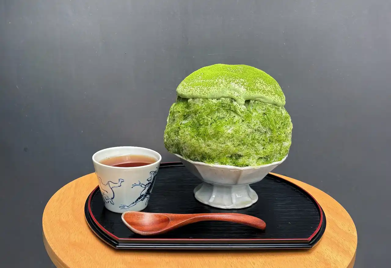 【(株)フェイスネットワーク】 日本茶カフェ「八屋」より、今シーズンを締めくくる限定かき氷が登場 第5弾は、抹茶の旨味を存分に味わい尽くせる『濃い 抹茶のかき氷』～様々な食感が一度に楽しめる！最後まで飽きのこないかき氷～