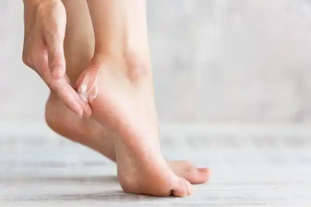 【株式会社ナリス化粧品】 足裏・かかとのケアアイテム効果実感は油分より水分