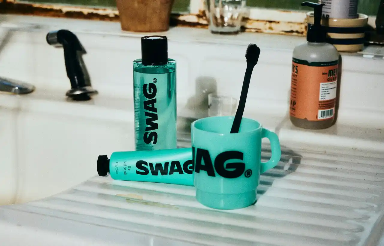 【株式会社トリクル】 歯科医公認の新常識！メントールの唾液分泌効果で口臭予防に─日常をアップデートするオーラルケアブランド「SWAG（スワッグ）」