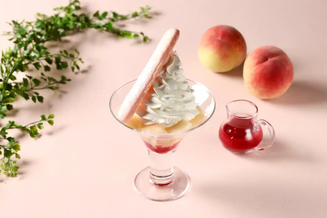 酷暑に涼を届ける「桃とヨーグルトソフトのパルフェ」　ホテルメイドのパフェに国産桃とヨーグルトソフトの夏限定メニューが登場
